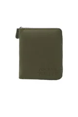 Billetera de color verde militar con cierre de cremallera perimetral. Presenta el logo de la marca Travel Tech grabado en relieve en la parte frontal inferior.