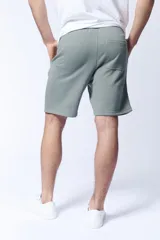 Bermuda deportiva verde con cintura elástica y cordón ajustable.