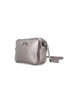 Bandolera rectangular color peltre, con textura granulada y logo metálico de la marca en el frente. Tiene correa larga de cuero sintético y cadena metálica.