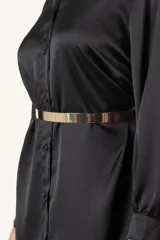 Cinto fino de metal dorado con eslabones rectangulares, que termina en una cadena ajustable a la cintura.
