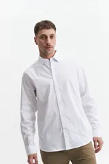 Camisa blanca de manga larga con cuello clásico, cartera abotonada, logo bordado y fit slim. Confeccionada en 98% algodón y 2% spandex.