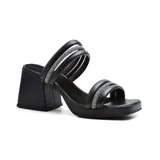 Sandalia de cuero negra con dos tiras gruesas horizontales adornadas con strass. Tiene taco cuadrado y plataforma.
