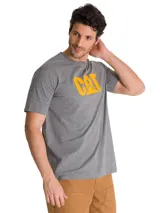 Remera gris de manga corta con logo de CAT estampado en el pecho.