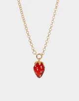 Cadena dorada con dije de frutilla transparente con incrustaciones plateadas.