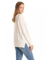 Buzo de tejido con textura de trenzas, color rojo, escote redondo y mangas largas.