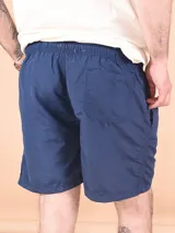Short liso color azul marino con cintura elástica fruncida y cordón de ajuste.
