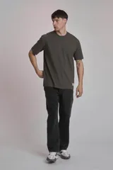 Remera verde oscuro de corte holgado y mangas cortas.