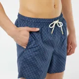 Short de baño azul marino con estampado geométrico, cintura elástica y cordón ajustable.