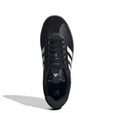 Championes urbanos Adidas modelo VL Court 3.0 para mujer, con parte superior de cuero sintético negro y las icónicas tres tiras laterales en color blanco. Presentan una suela vulcanizada de caucho en color marrón estilo skater y cierre mediante cordones.