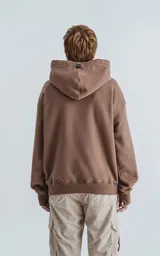 Hoodie color marrón claro de frisa premium con capucha ajustable y corte oversize.