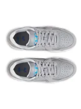 Zapatillas grises de gamuza y cuero sintético con detalles en azul.