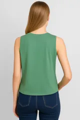 Musculosa color ladrillo con estampa dorada de una guitarra alada y la leyenda "Rock & Roll 1974".