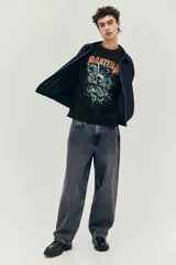 Buzo negro de corte holgado con estampado del logo de la banda de metal Pantera, con calavera y serpientes.