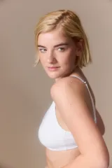 Soutien negro de algodón con elastano, de corte triangular y sin aro, con tirantes finos ajustables.