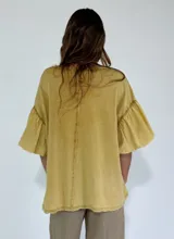 Remera amarilla de corte holgado con mangas cortas abullonadas.