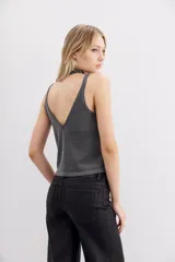 Musculosa de hilo de lurex color cobre, con escote en V en frente y espalda, de calce ajustado al cuerpo.