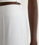 Pantalón pantalona naranja de crepe con cintura alta, corte ancho y costuras verticales en el frente.