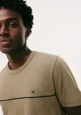 Conjunto de pijama para hombre, compuesto por una remera de manga corta color marrón con una línea horizontal negra en el pecho y un short negro.