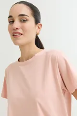 Remera negra de algodón, de corte recto y cuello redondo.