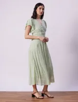 Vestido midi verde agua en tejido calado con escote en V, corte bajo busto y forro interno a tono.