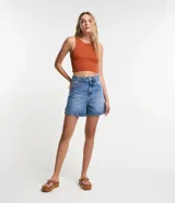 Short de jean celeste con tiro alto, corte mom, bolsillos delanteros y traseros, y lavado con efecto desteñido.