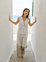 Pantalón ancho de corte recto con distintos cortes combinando colores beige, negro y marrón.
