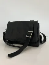 Cartera bandolera negra de cuero con correa ajustable y múltiples compartimentos.