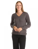Buzo tejido color gris oscuro, con escote en V y manga larga. Presenta un aplique de tachas en la parte delantera.