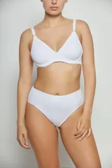 Conjunto de ropa interior blanco, compuesto por un corpiño de algodón con aro y puntilla, y una bombacha clásica de tiro alto.