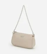 Cartera baguette color marrón con textura símil cuero, correa de cadena plateada y cierre superior con cremallera.