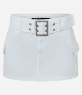 Minifalda blanca de sarga con cintura baja, trabillas, bolsillos cargo y cinturón con hebilla cuadrada metálica.