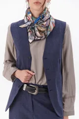 Blusa de manga larga color beige, con corte suelto y detalle de costura.