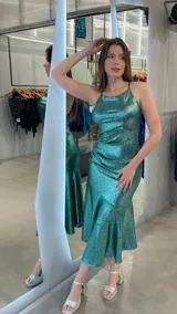 Vestido largo de fiesta color verde esmeralda brillante, con breteles finos y falda con volados.