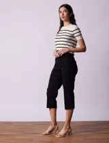 Pantalón capri amarillo de gabardina elastizada marca Ruby Rd, con pretina ancha elastizada, bolsillos delanteros simulados y bolsillos traseros aplicados.