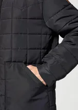 Campera negra con capucha, acolchada con diseño de cuadrados. Tiene cierre frontal con botones a presión y bolsillos laterales.