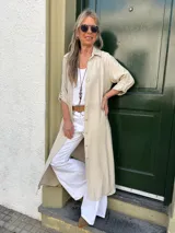 Sobrecamisa maxi de viscosa color beige, con cuello camisero, mangas 3/4 y tajos laterales.