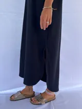 Vestido gris de morley de algodón, corte recto y mangas cortas.