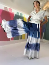 Falda pantalón en lino y algodón, con teñido artesanal en azul y detalle de broderie en la tabla central.