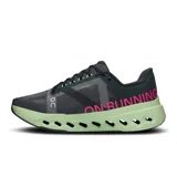 Championes de running On Cloudsurfer Next, color negro con detalles en verde y logo blanco.