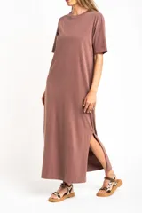 Vestido marrón largo de algodón con cuello redondo y mangas cortas, corte recto y aberturas laterales.