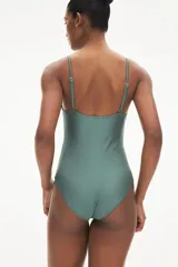 Traje de baño entero color verde con escote en V festoneado, breteles ajustables y copas con relleno extraíble. Cobertura media en la parte de atrás y forro completo.