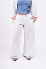 Pantalón palazzo blanco con cintura elástica.