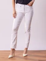 Pantalón de gabardina elastizada color beige, marca Tahari. Corte slim, pretina con pasadores, cierre y broche interno. Delantera y trasera con bolsillos.
