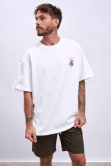 Remera blanca de corte holgado con estampado pequeño con texto en el frente.