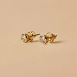 Par de caravanas de oro amarillo 9k con circonias engarzadas.