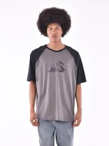 Remera gris con mangas raglán negras y estampado de Goofy y Pluto.
