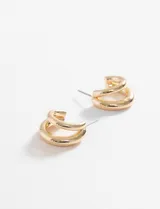 Aros plateados con doble aro y acabado metálico.
