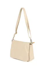 Bandolera color beige con correa ajustable y dos bolsillos internos.