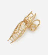 Pinza para el pelo dorada con forma de lazo ahuecado. Accesorio para sujetar el cabello.