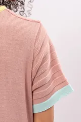 Vestido largo tipo remerón de manga corta color rosa, con cuello redondo y ruedo con ribete naranja.